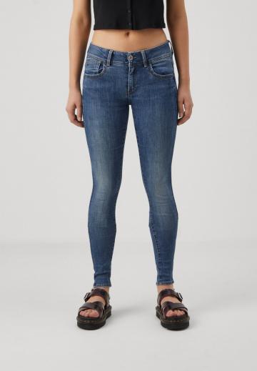 Узкие джинсы