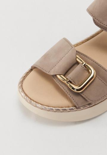 Босоножки на танкетке