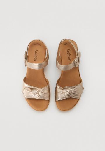 Босоножки на танкетке