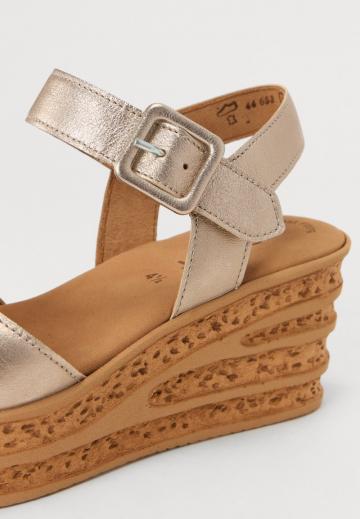 Босоножки на танкетке