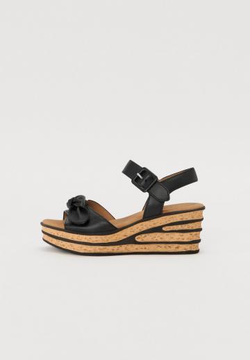 Босоножки на танкетке