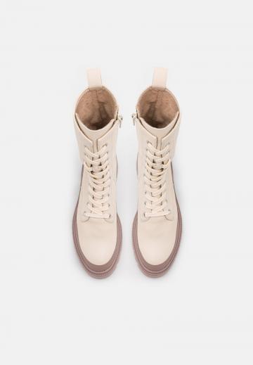 Ботинки на шнуровке