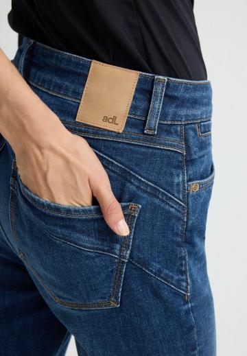 Короткие джинсы