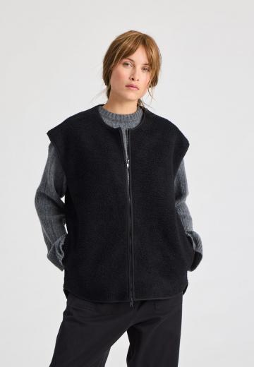 Длинный жилет