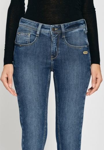 Короткие джинсы