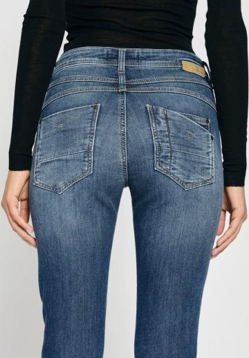 Короткие джинсы