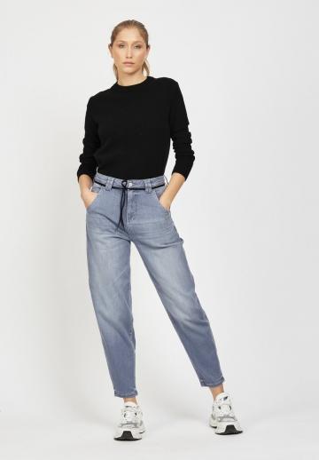 Короткие джинсы