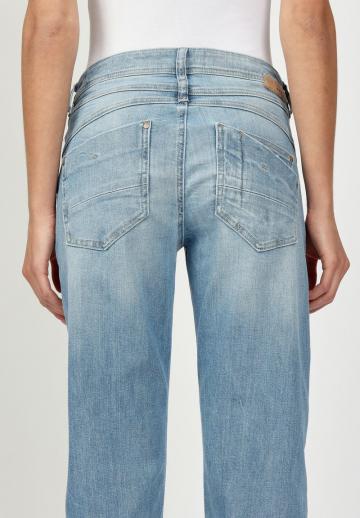 Прямые джинсы