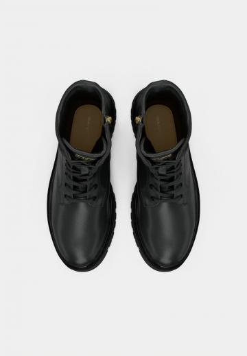 Ботинки на шнуровке