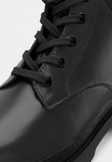 Ботинки на шнуровке