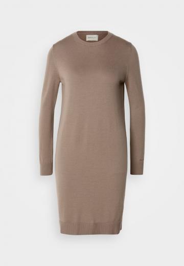 Вязаное платье