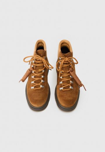 Ботинки на шнуровке