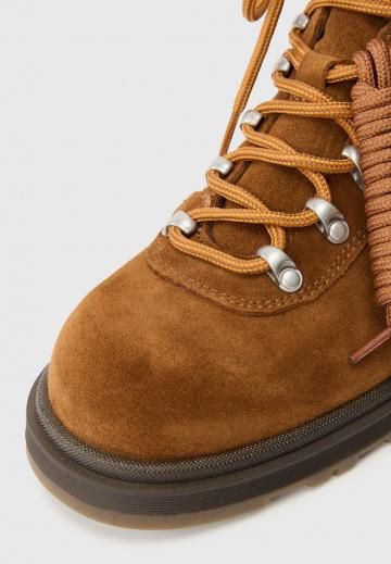 Ботинки на шнуровке