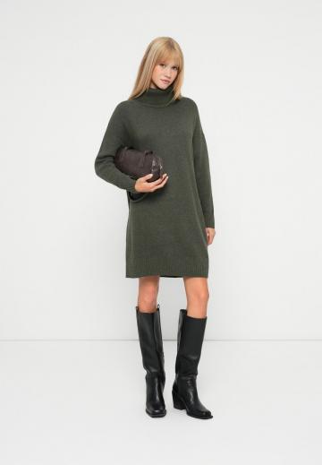 Вязаное платье