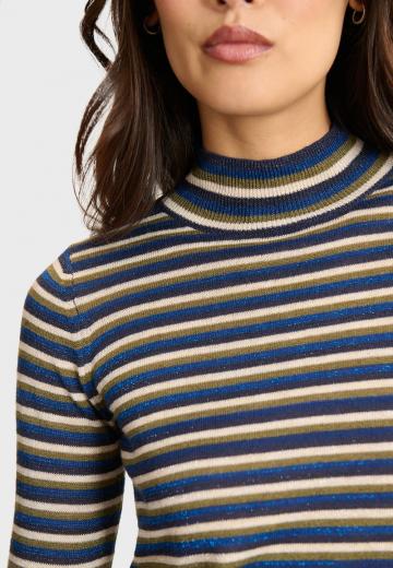 Пуловер в полоску