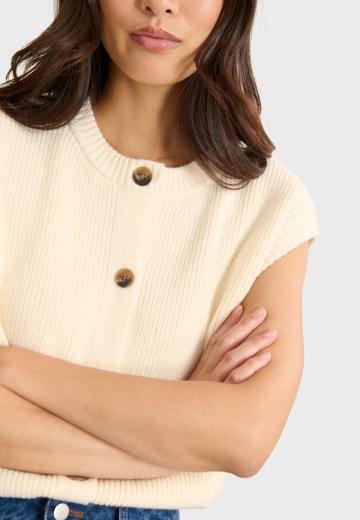 Вязаный жилет