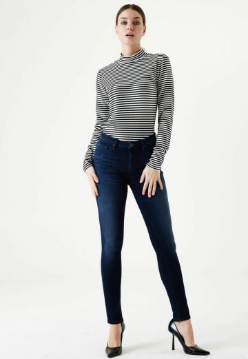 Узкие джинсы