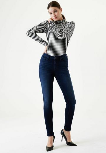 Узкие джинсы