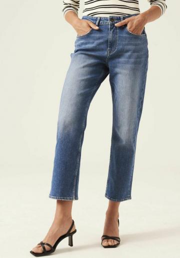 Короткие джинсы