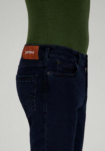 Узкие джинсы