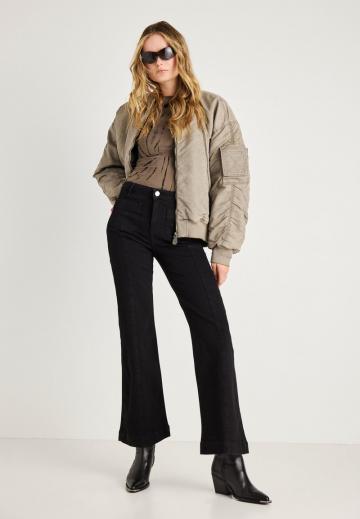 Клешеные джинсы