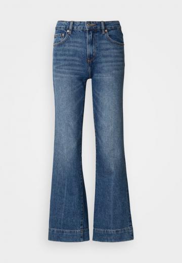 Прямые джинсы