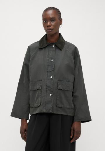 Куртка с накладнымит карманами