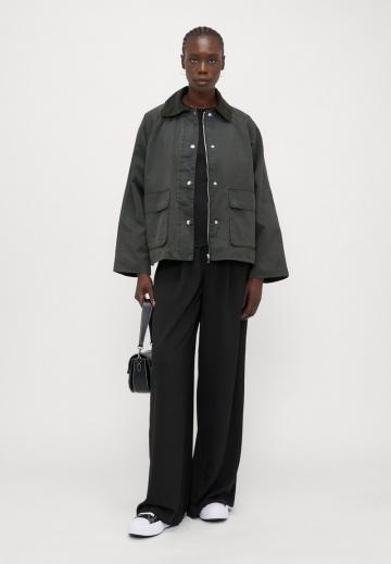 Куртка с накладнымит карманами