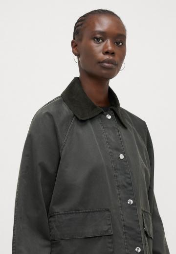 Куртка с накладнымит карманами