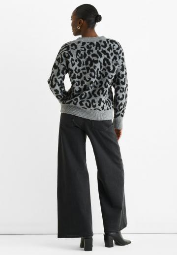 Пуловер с вырезом V