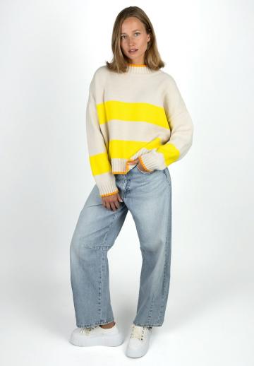 Пуловер в полоску