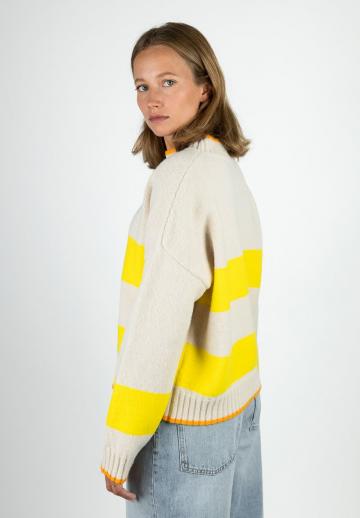 Пуловер в полоску