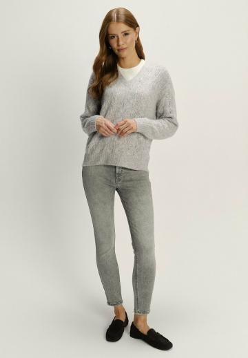 Пуловер с вырезом V