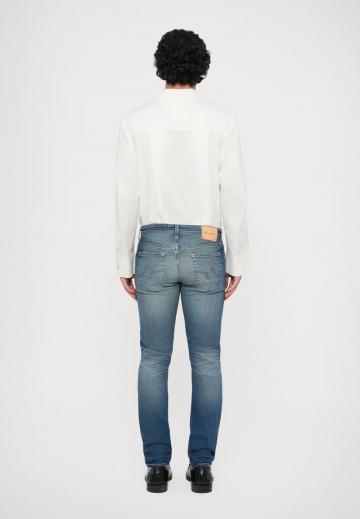 Узкие джинсы