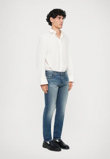 Узкие джинсы