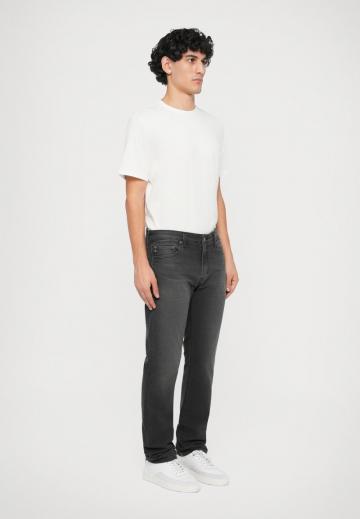 Узкие джинсы