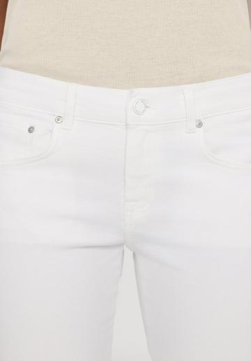 Короткие джинсы