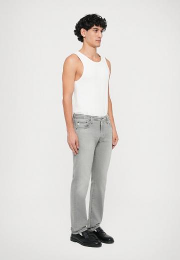 Узкие джинсы