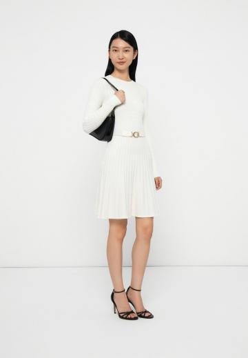 Вязаное платье