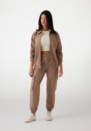 Брюки с накладными карманами