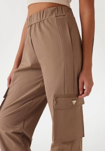 Брюки с накладными карманами