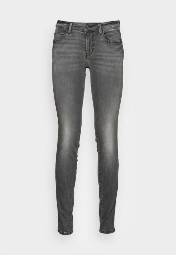 Узкие джинсы