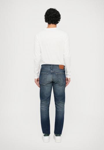 Узкие джинсы