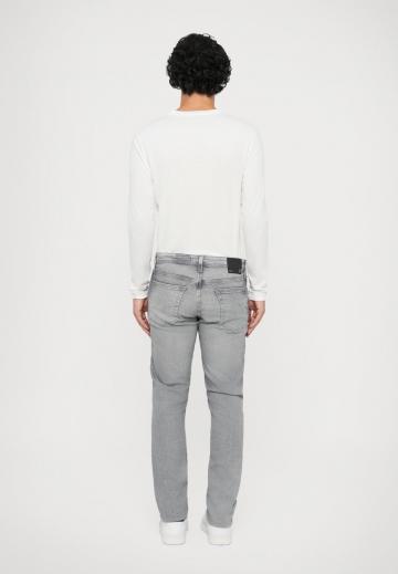 Узкие джинсы