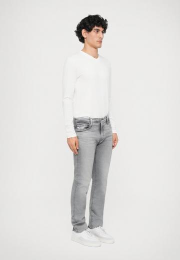 Узкие джинсы