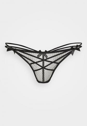 Трусы на бедрах