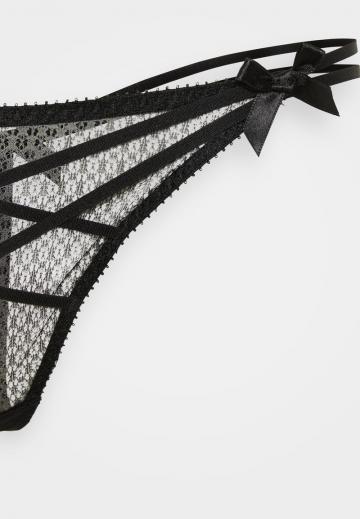 Трусы на бедрах