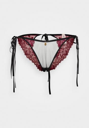 Трусы на бедрах