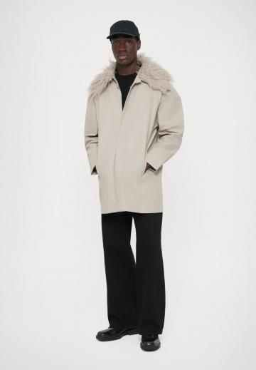 Короткое пальто