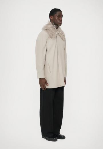 Короткое пальто